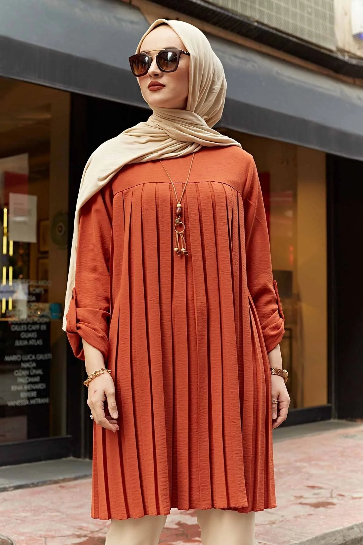 Stylish pleated blouse for girls with adjustable sleeves. Available in various colors. A fashionable choice for women