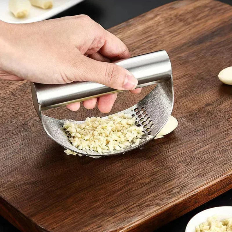 Stainless steel manual garlic press - a versatile curved slicer and chopper for the kitchen