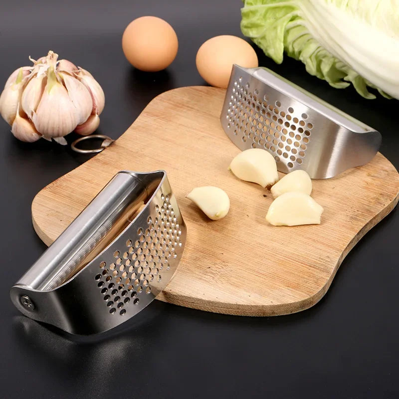 Stainless steel manual garlic press - a versatile curved slicer and chopper for the kitchen