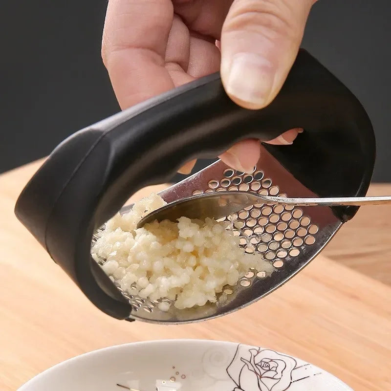 Stainless steel manual garlic press - a versatile curved slicer and chopper for the kitchen