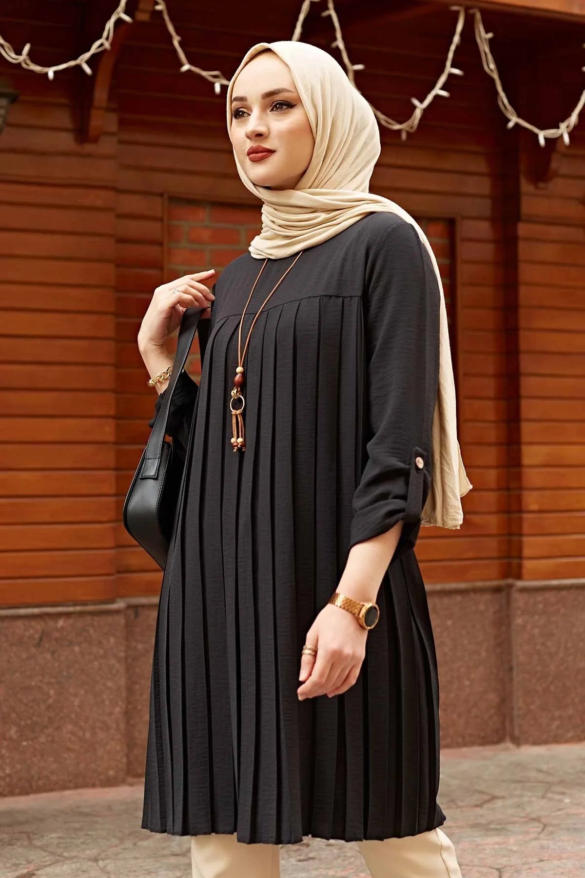 Stylish pleated blouse for girls with adjustable sleeves. Available in various colors. A fashionable choice for women