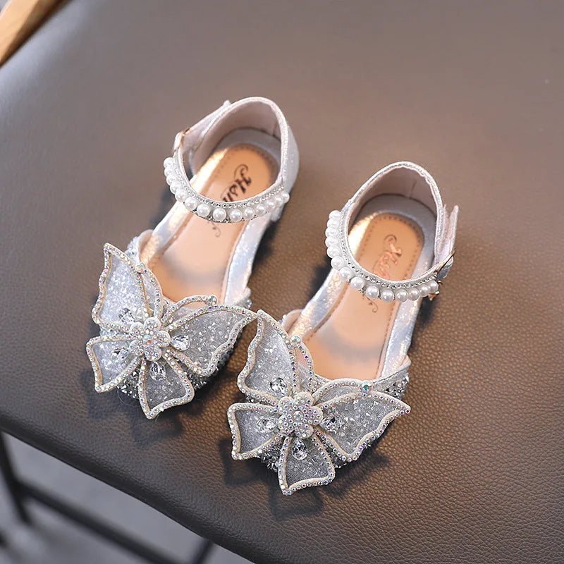 Summer girls' sandals with sequins, rhinestone bow, and flat heel. Available in sizes 21-35